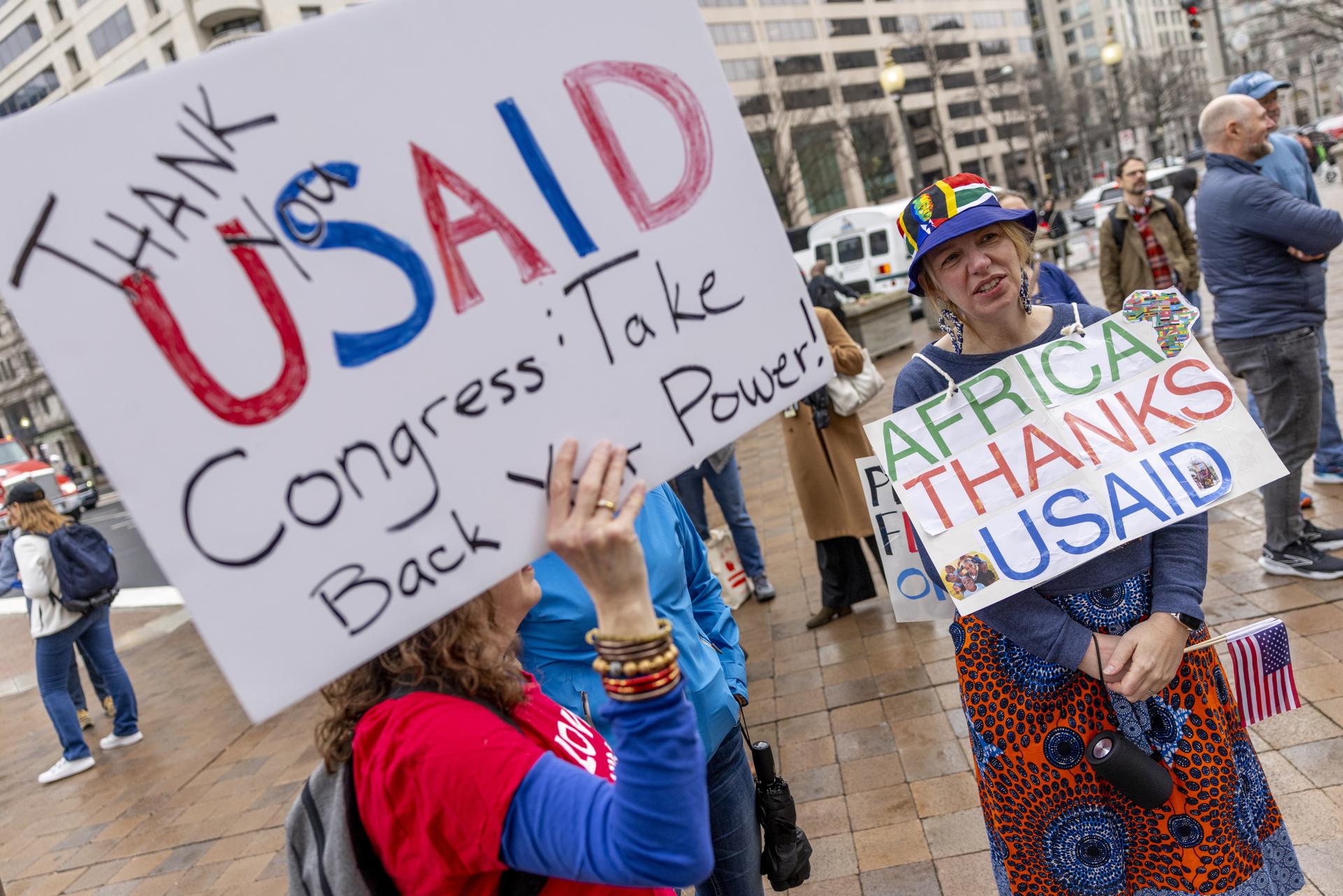 Trump pone fin a la histórica Usaid, mientras sus trabajadores recogen sus pertenencias