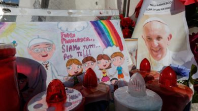 El papa sigue con su tratamiento, de buen humor y el Vaticano organiza un rezo del rosario
