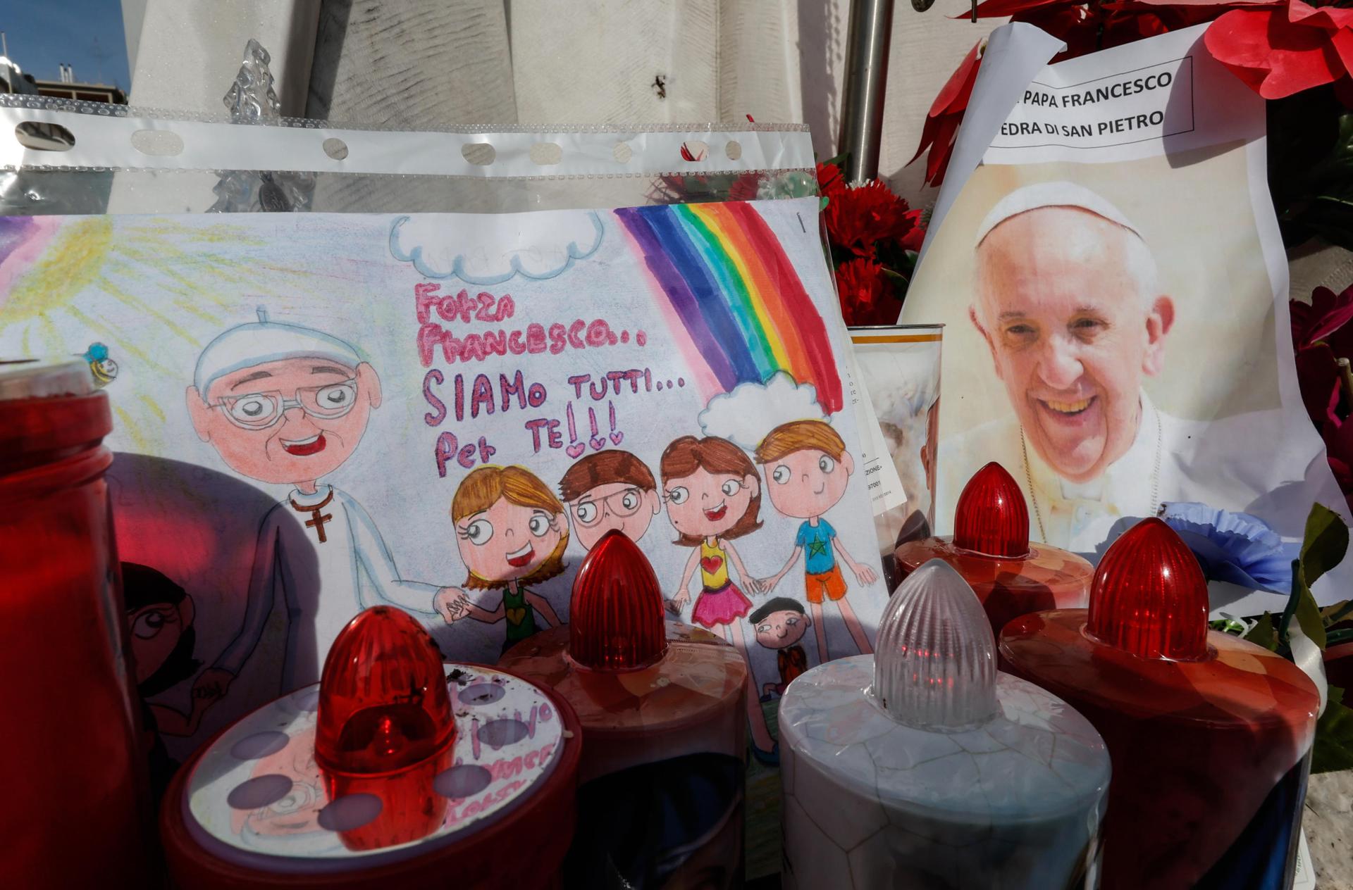 El papa sigue con su tratamiento, de buen humor y el Vaticano organiza un rezo del rosario