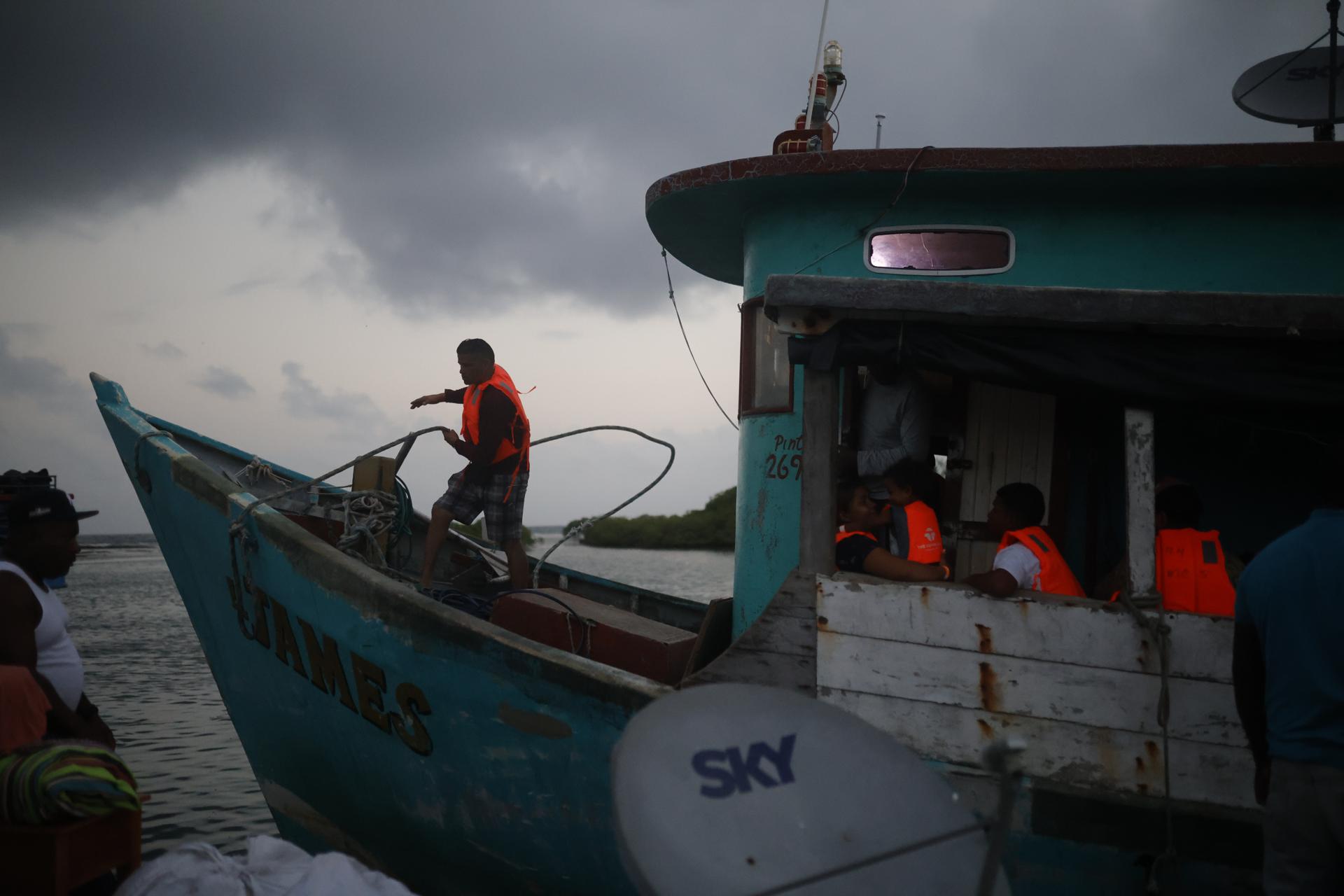 180 migrantes parten en barcos en Panamá en su viaje de retorno por mar hacia Sudamérica