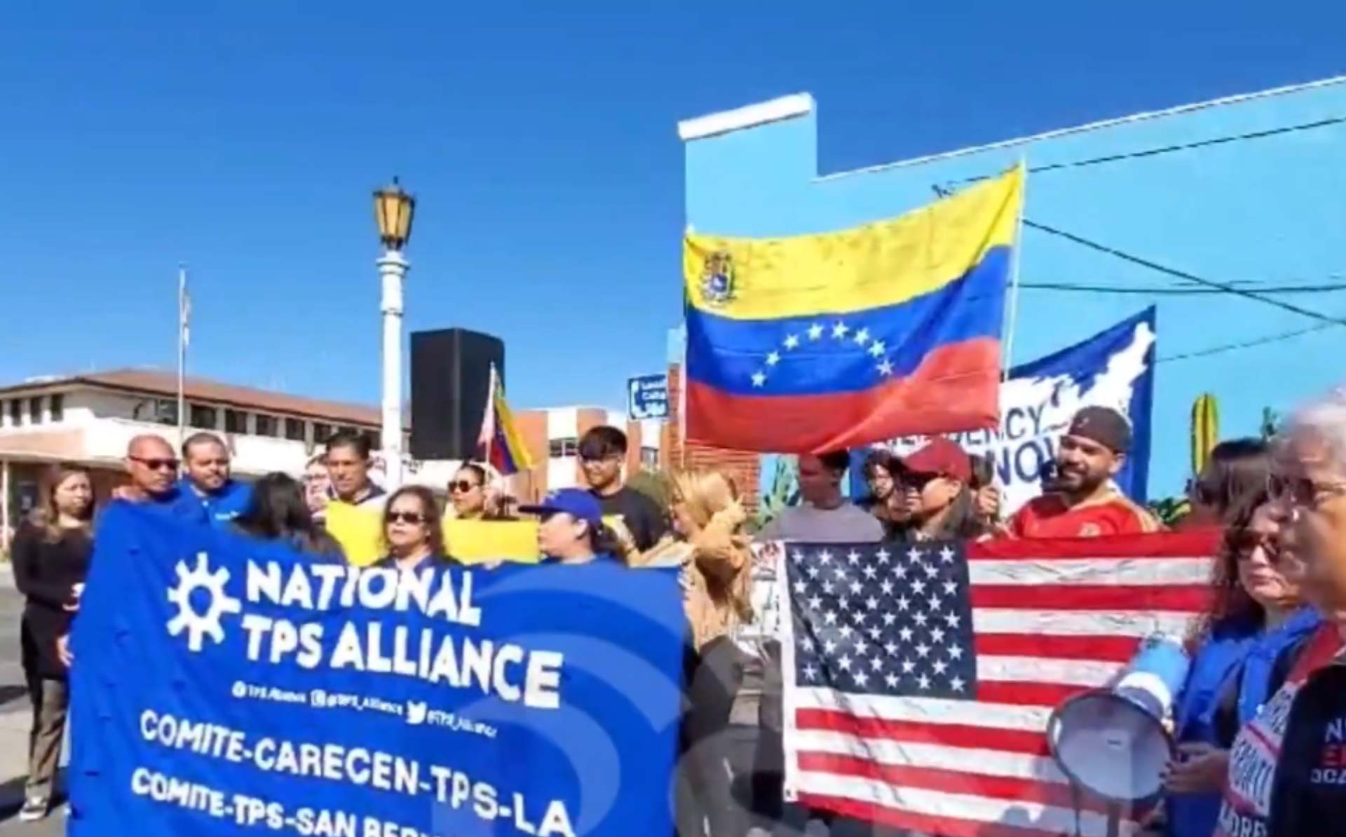 Venezolanos demandan a la administración Trump por revocación del TPS