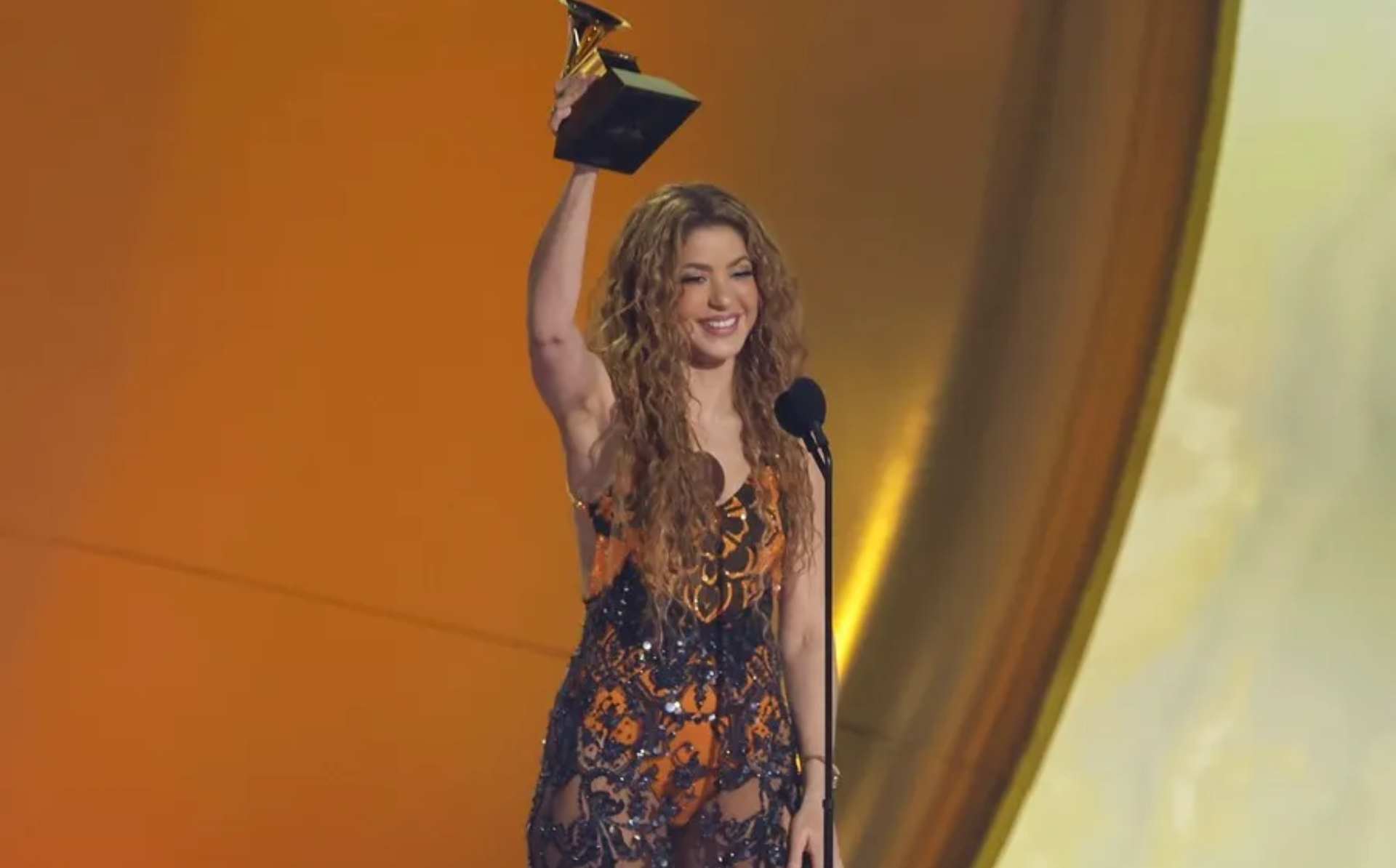 El mensaje oculto en el vestido de Shakira en los Grammy: Un símbolo de migración y resiliencia