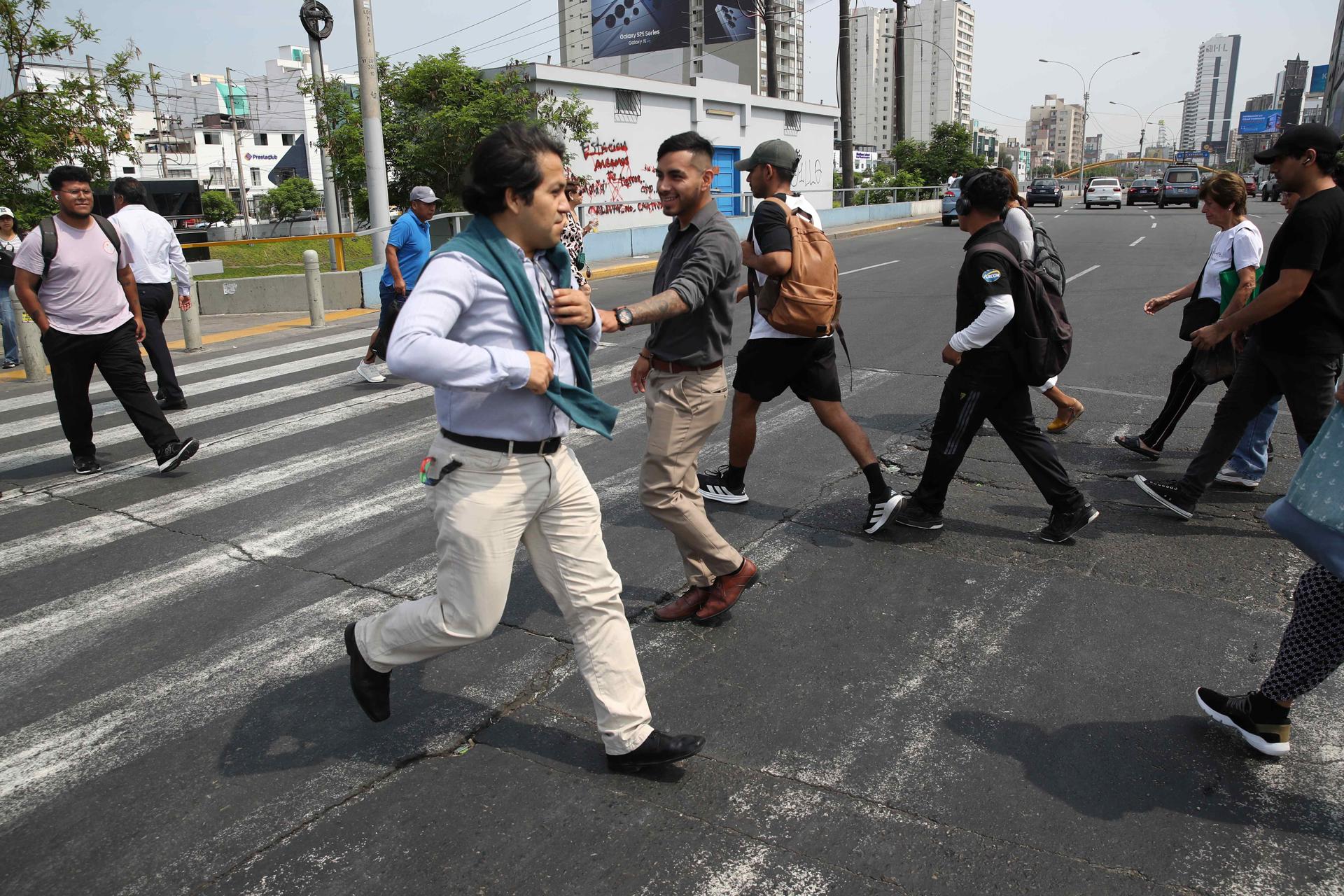 Perú declara el estado de emergencia en toda Lima para combatir el crimen con militares
