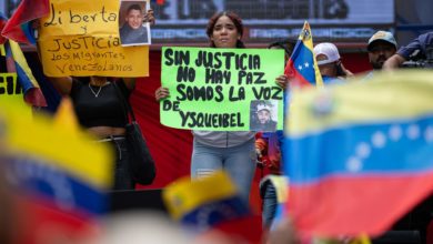 Venezolanos marchan en Caracas contra la deportación de migrantes a El Salvador desde EEUU