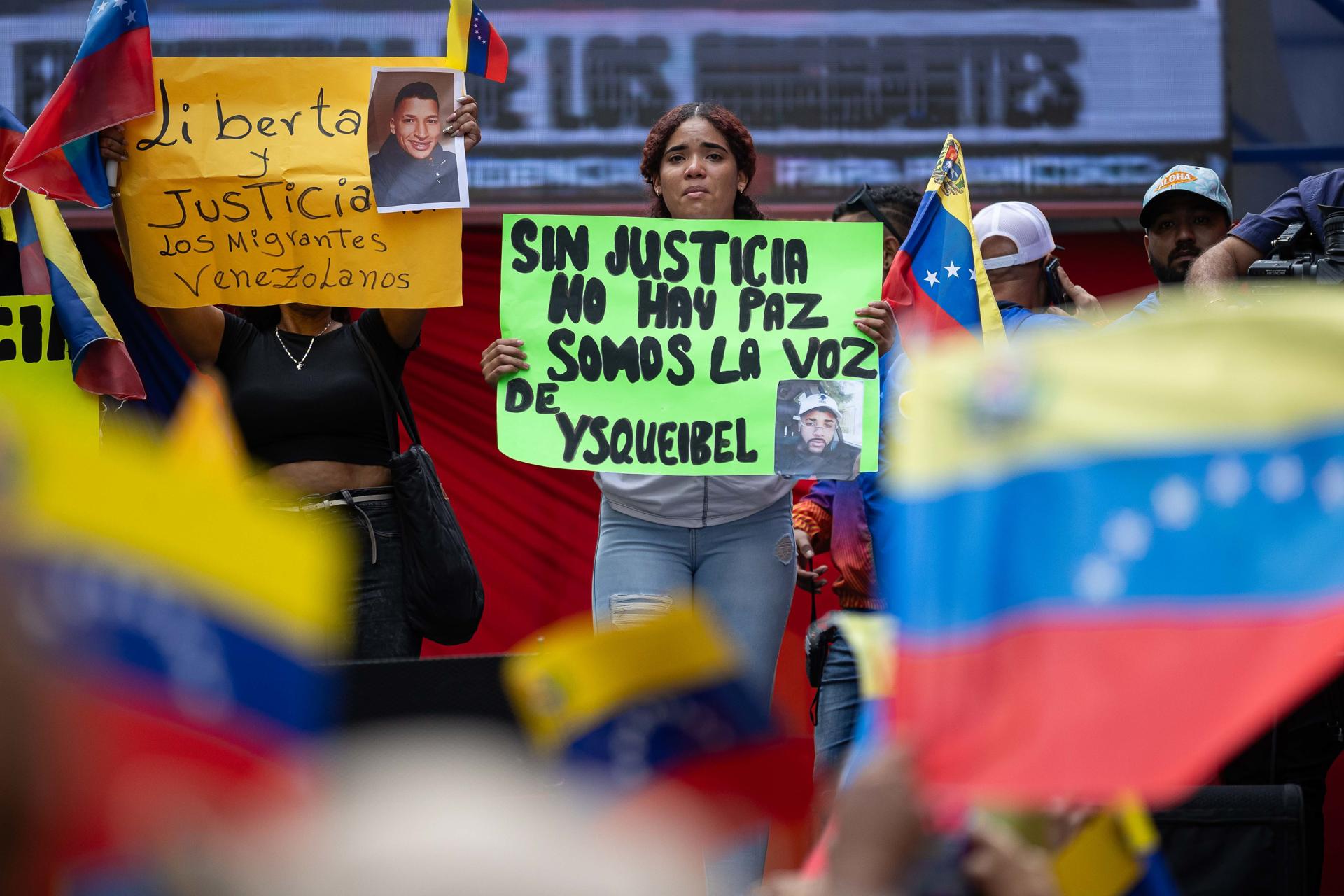 Venezolanos marchan en Caracas contra la deportación de migrantes a El Salvador desde EEUU
