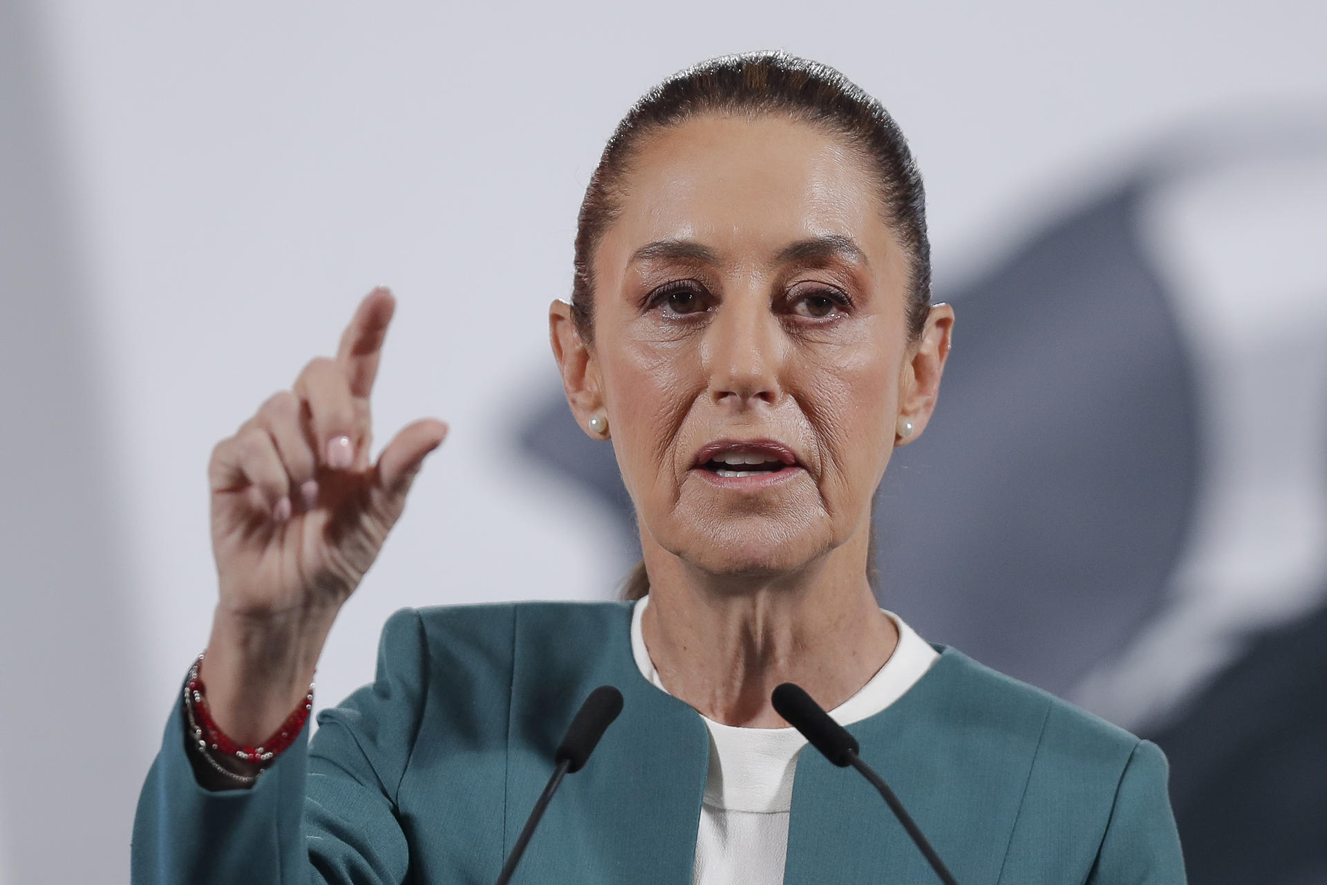Sheinbaum revela que "hackearon" su teléfono y su cuenta personal de correo electrónico