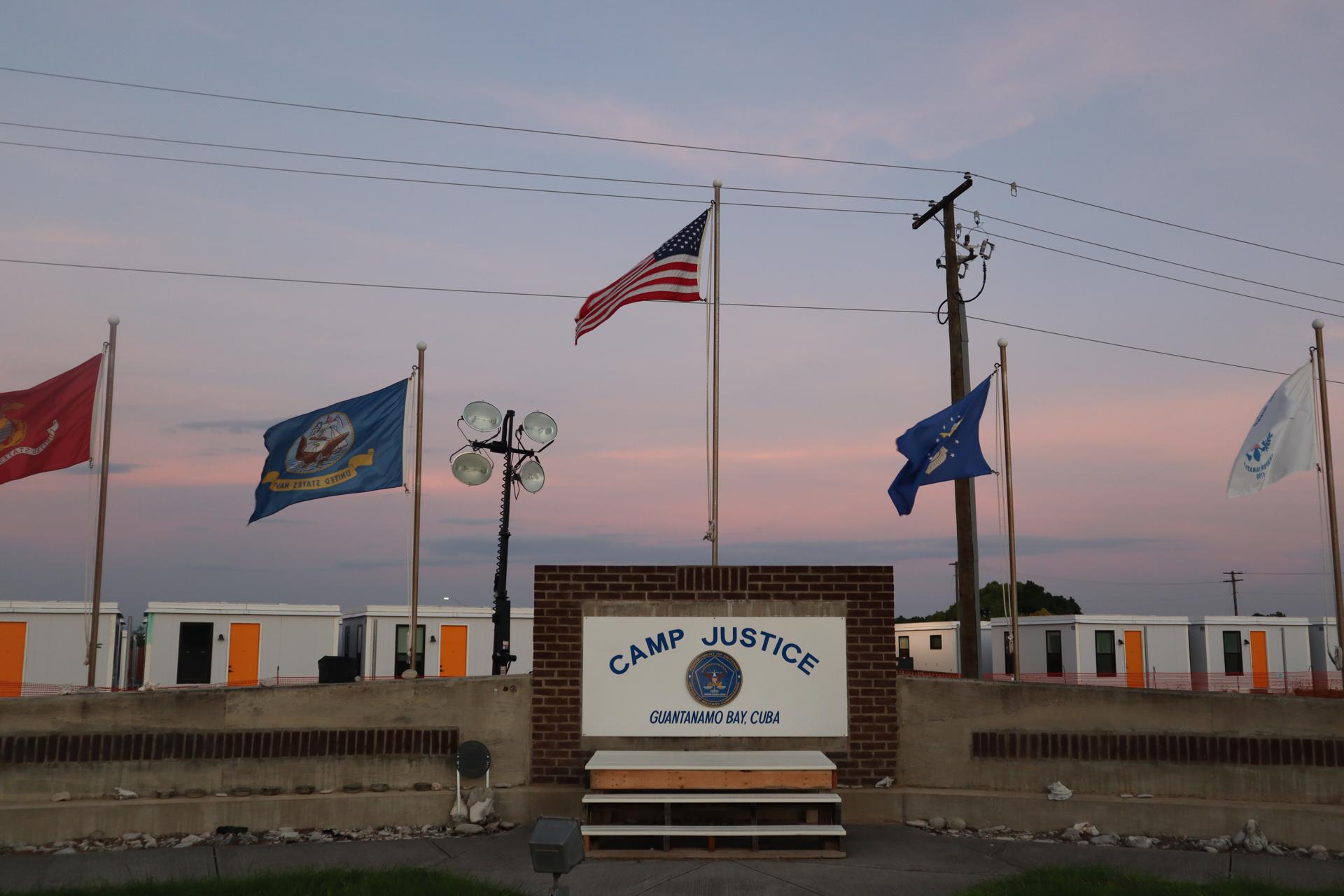 Juez federal falla contra demanda que busca prohibir más envíos de migrantes a Guantánamo
