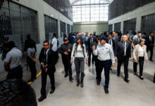 La secretaria de Seguridad de EE.UU. recorre la cárcel salvadoreña con migrantes detenidos (+VIDEOS)