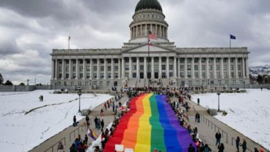 Bandera del orgullo de 200 pies ondea en el Capitolio de Utah en protesta contra la HB77