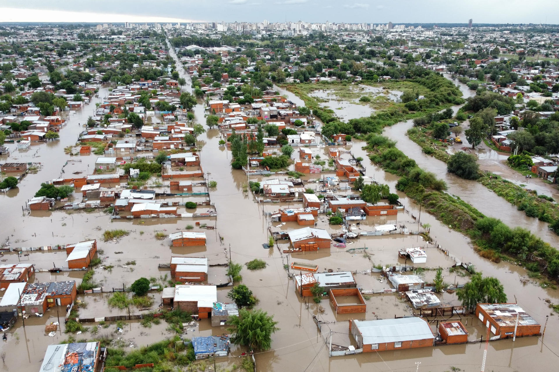 Gobierno argentino decreta duelo y anuncia ayuda económica por el temporal en Bahía Blanca que deja al menos 16 muertos