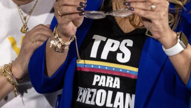 Venezolanos y haitianos piden a juez de EEUU suspender la orden de Trump de acabar el TPS