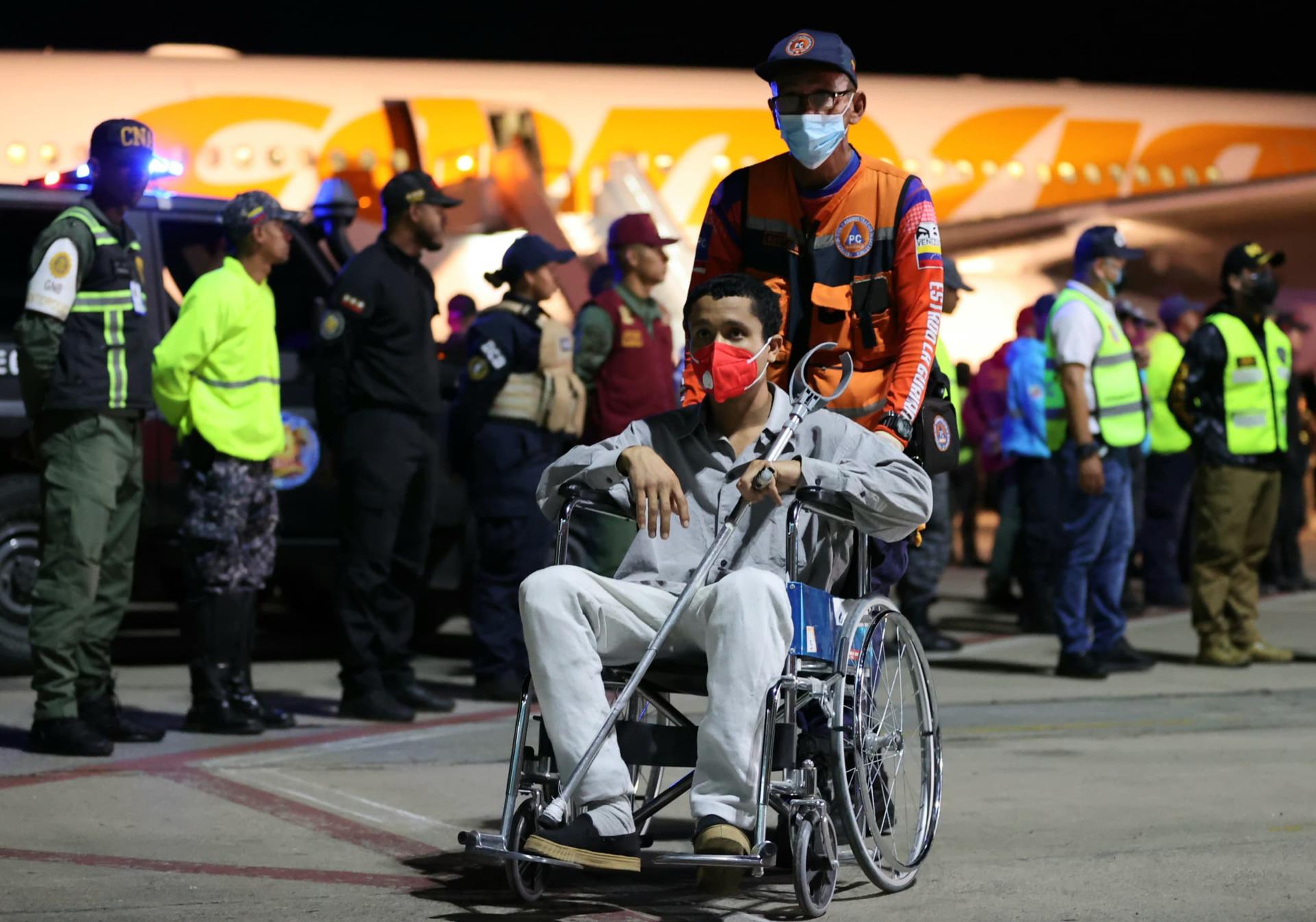 Aterriza en Venezuela un avión estadounidense con 175 migrantes deportados por Washington (+VIDEO)