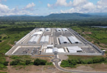 ¿Qué sucede en la megacárcel de El Salvador que ahora alberga migrantes enviados por EEUU?