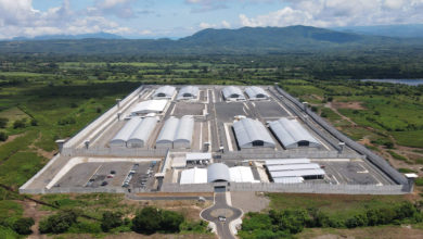 ¿Qué sucede en la megacárcel de El Salvador que ahora alberga migrantes enviados por EEUU?