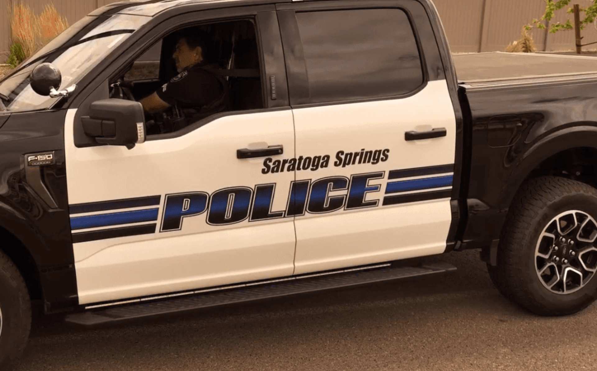 Tragedia en Saratoga Springs: Niño de 8 años fallece y mujer resulta gravemente herida