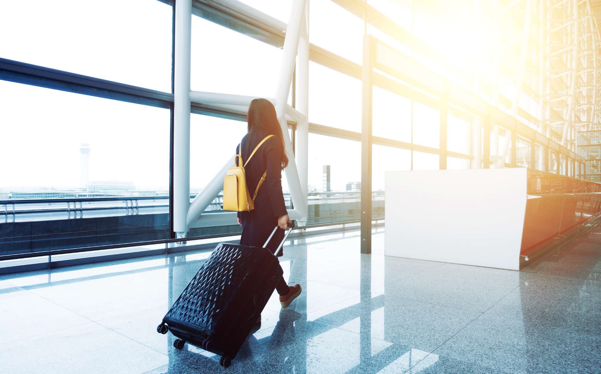 Posible prohibición de viajes: Recomiendan a cubanos y venezolanos no salir de EE.UU.