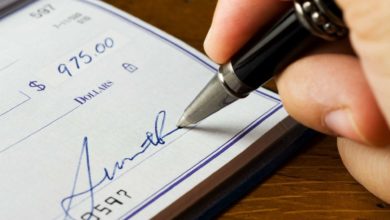 Estafa de cheques falsos dirigida contra personas que venden sus carros en línea