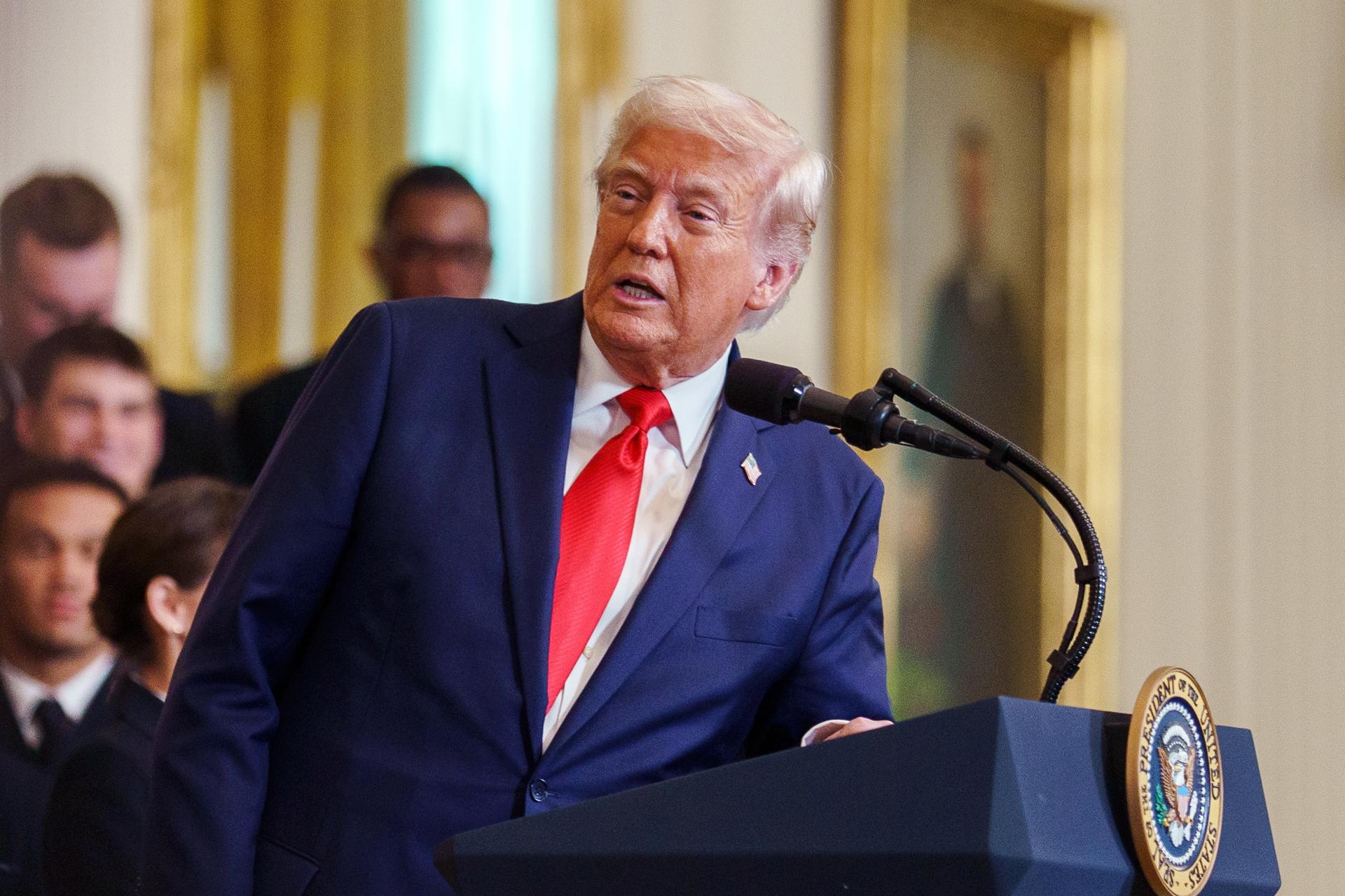 Trump dice que tribunales están "fuera de control" por impedir acabar 'parole humanitario'