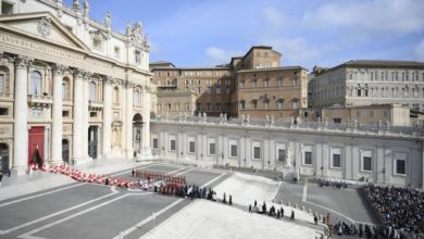 El féretro del papa Francisco llega a la basílica de San Pedro