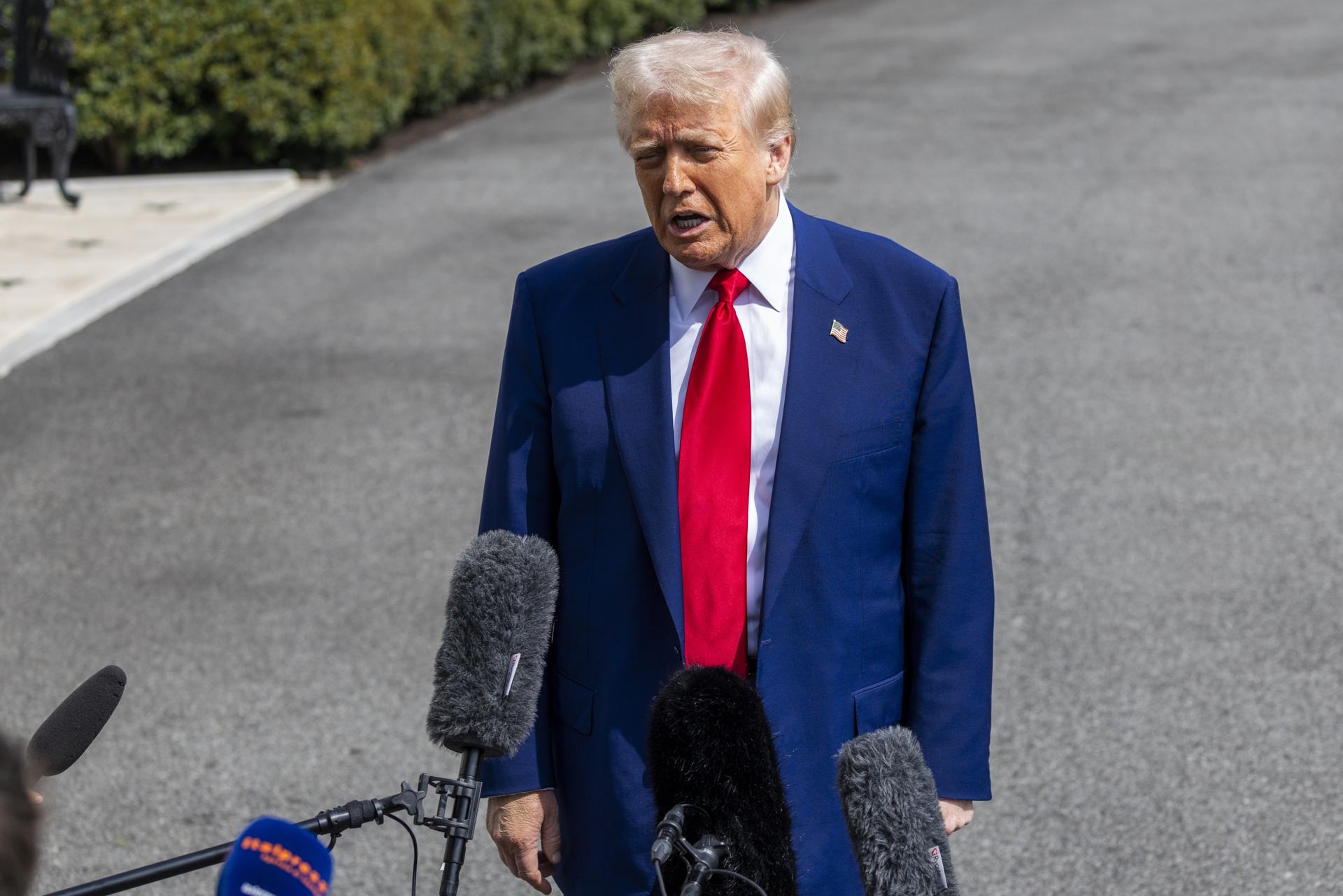 Trump amenaza a China con un arancel adicional del 50 % por las represalias de Pekín