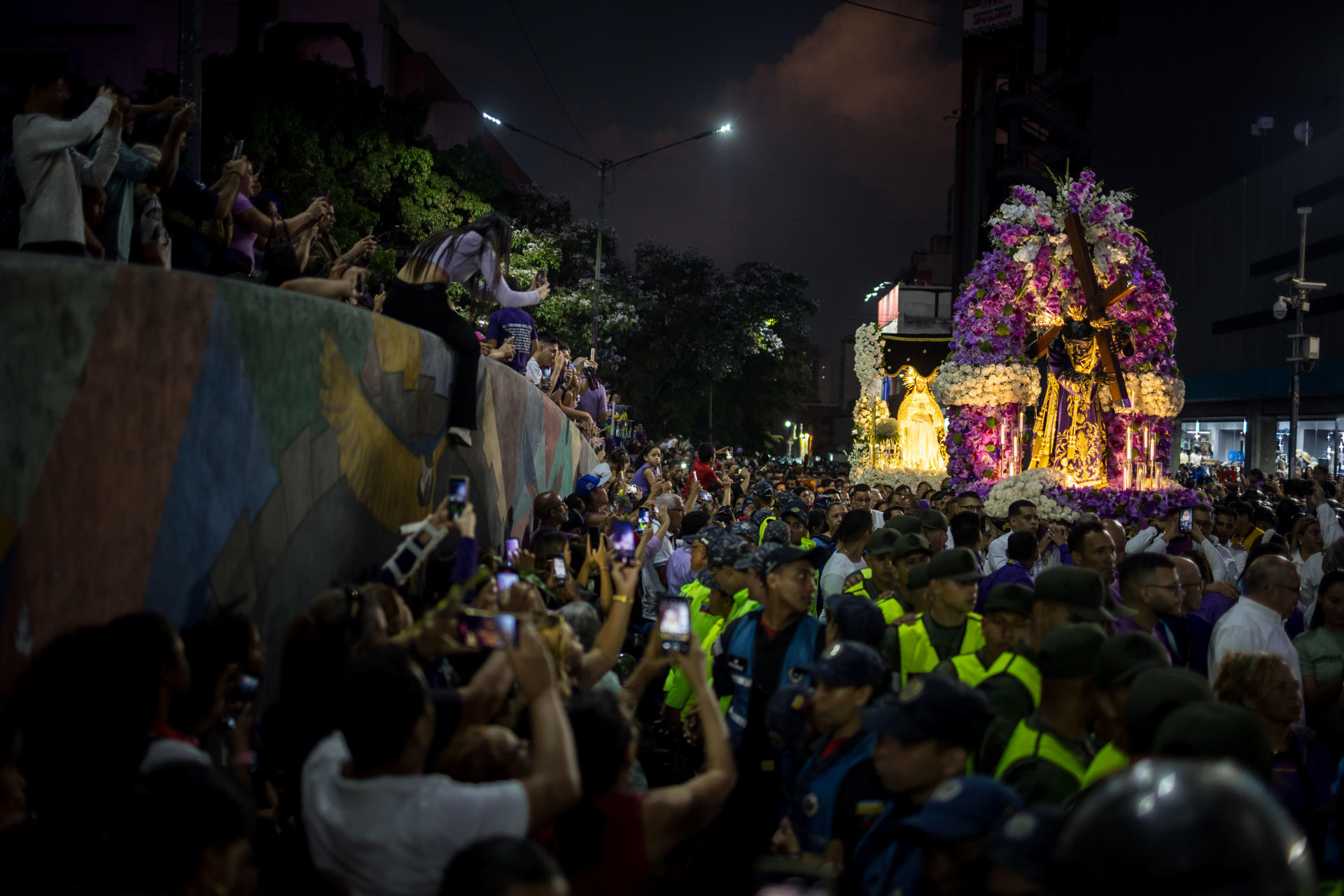 Venezolanos piden salud al Nazareno de San Pablo en su multitudinaria procesión en Caracas