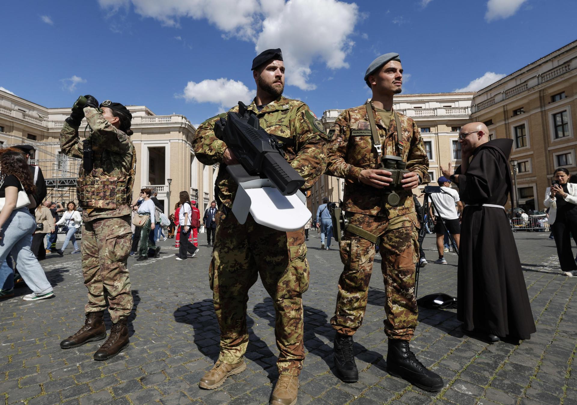 Más de 128.000 personas han visitado ya la capilla ardiente del papa Francisco