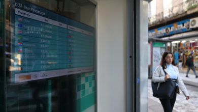 Bonos y acciones argentinas suben en Wall Street tras acuerdo con el FMI y fin del 'cepo'