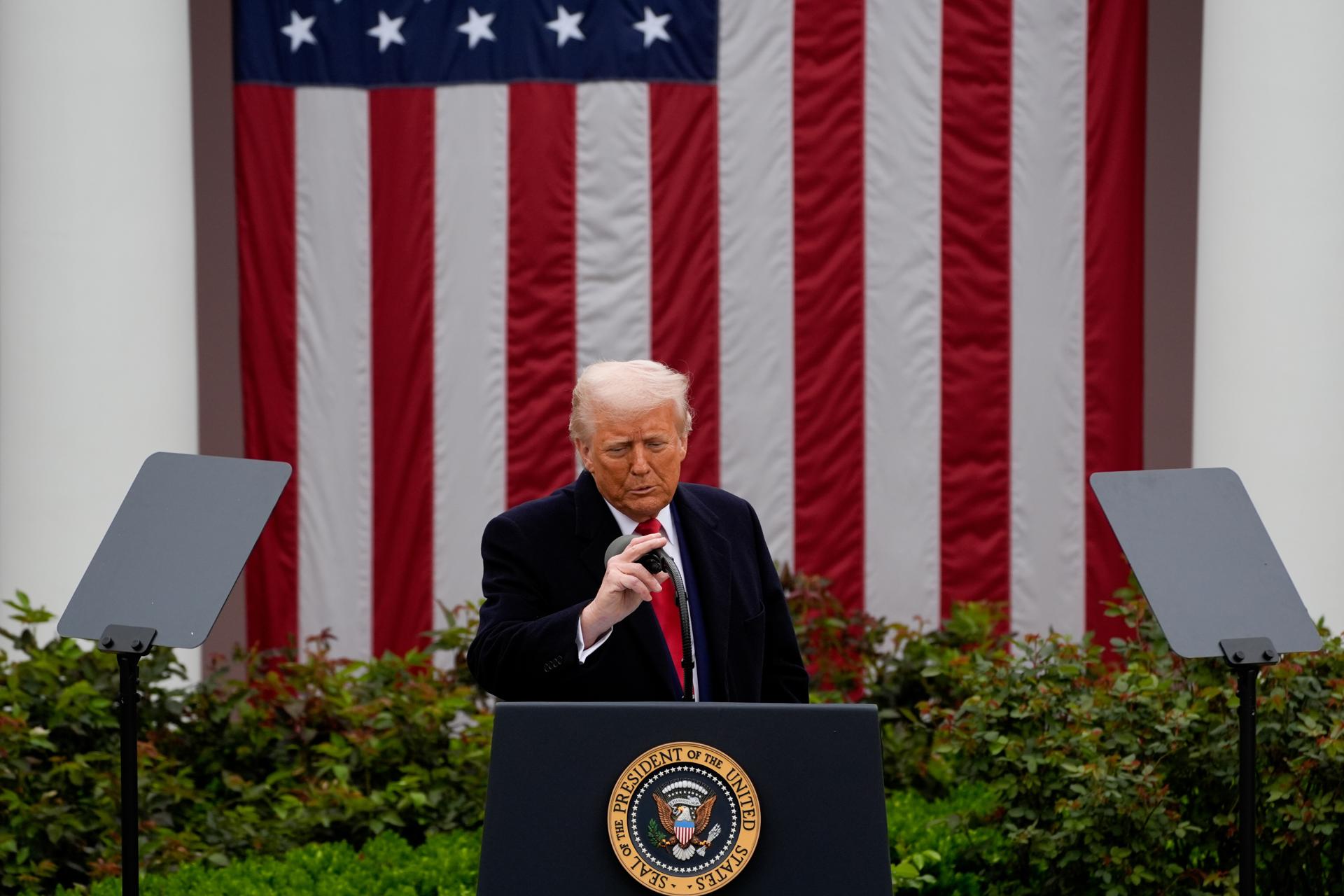 Trump insta a la Fed a recortar los tipos de interés
