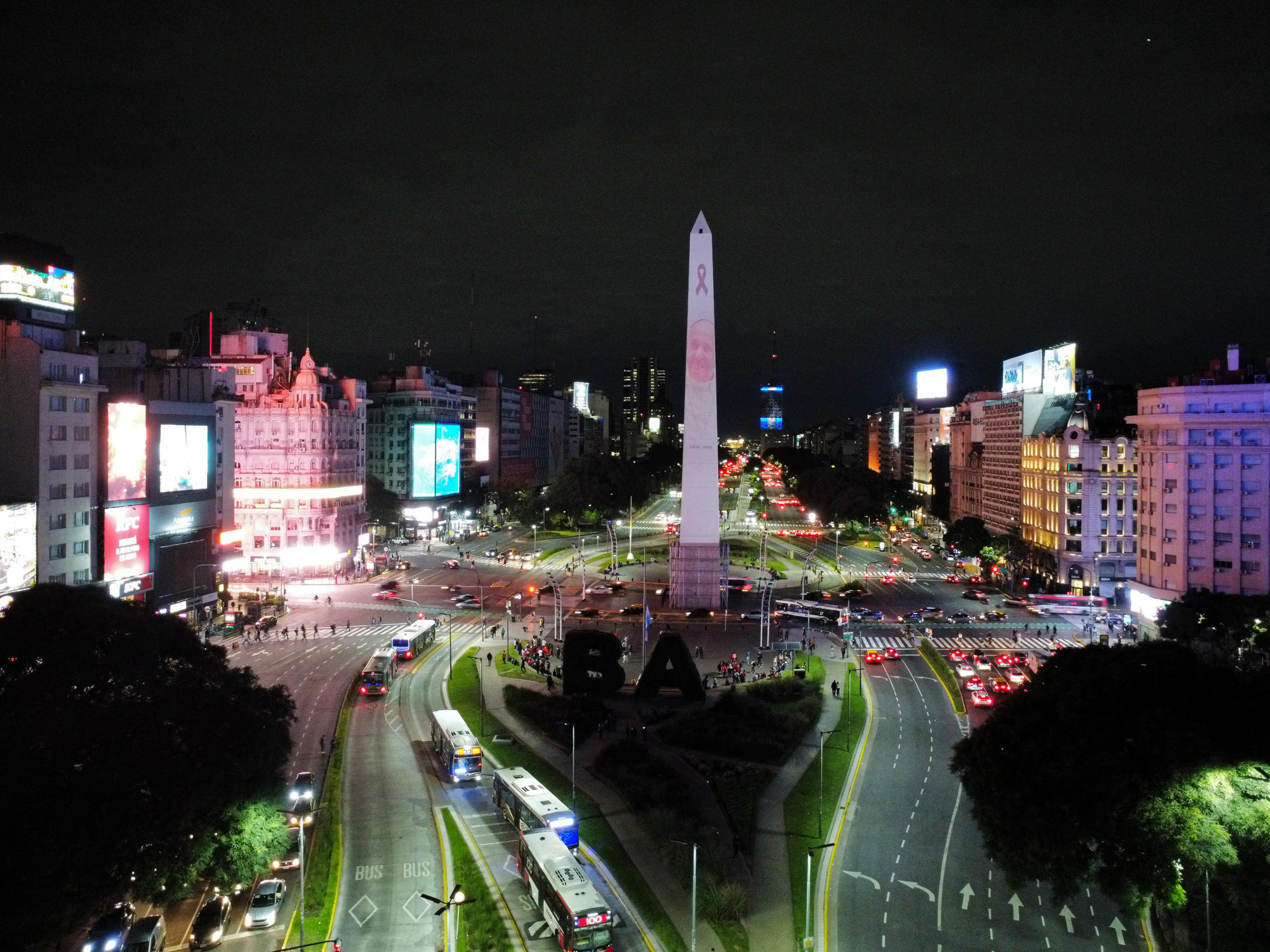 Buenos Aires se ilumina de amarillo y blanco en homenaje a Francisco