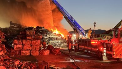 Impresionante incendio consume montaña de autos en centro de reciclaje de Salt Lake City (+FOTOS)