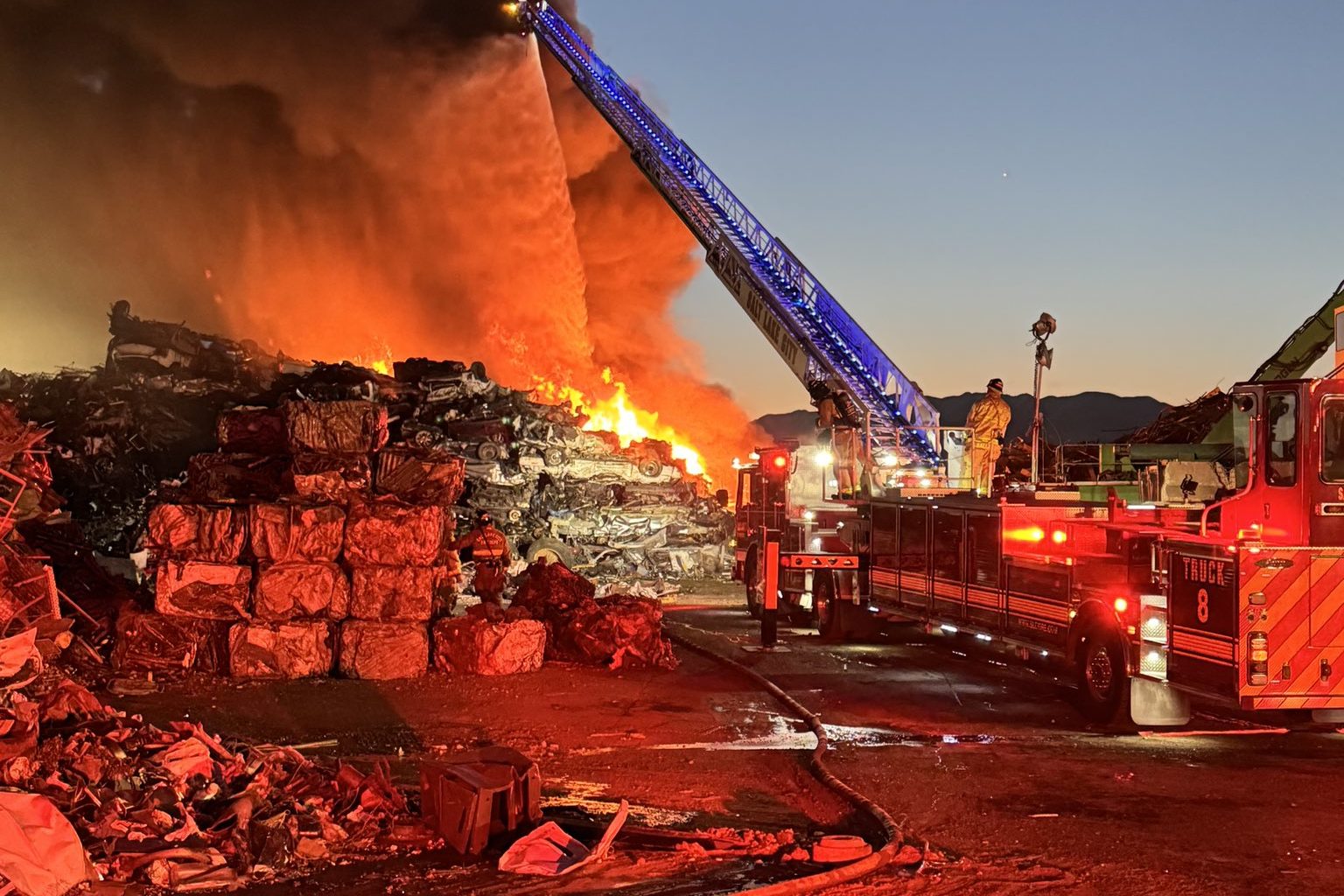 Impresionante incendio consume montaña de autos en centro de reciclaje de Salt Lake City (+FOTOS)