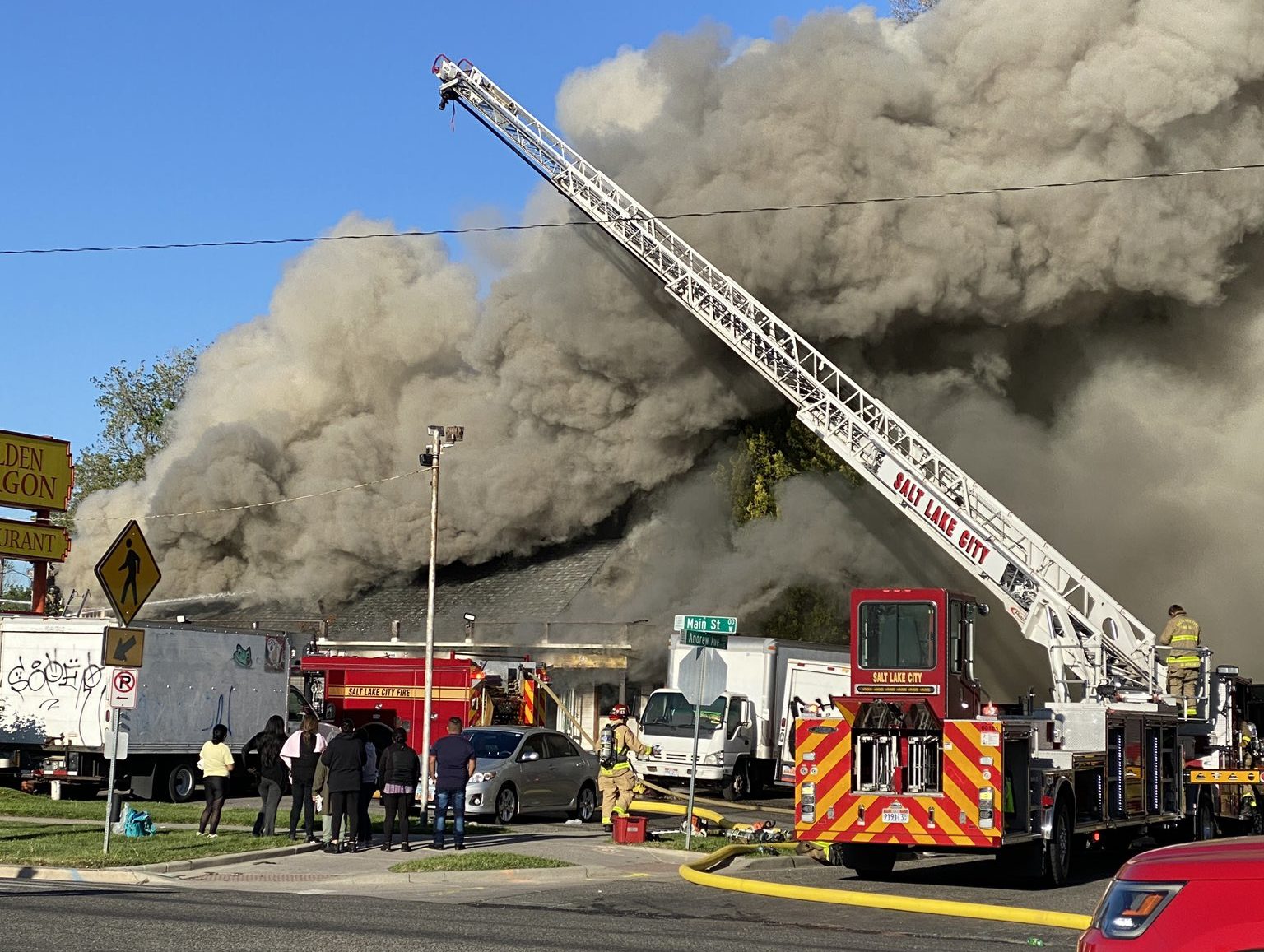 Impresionante columna de humo alarma a Salt Lake City tras incendio en fábrica de snacks mexicanos