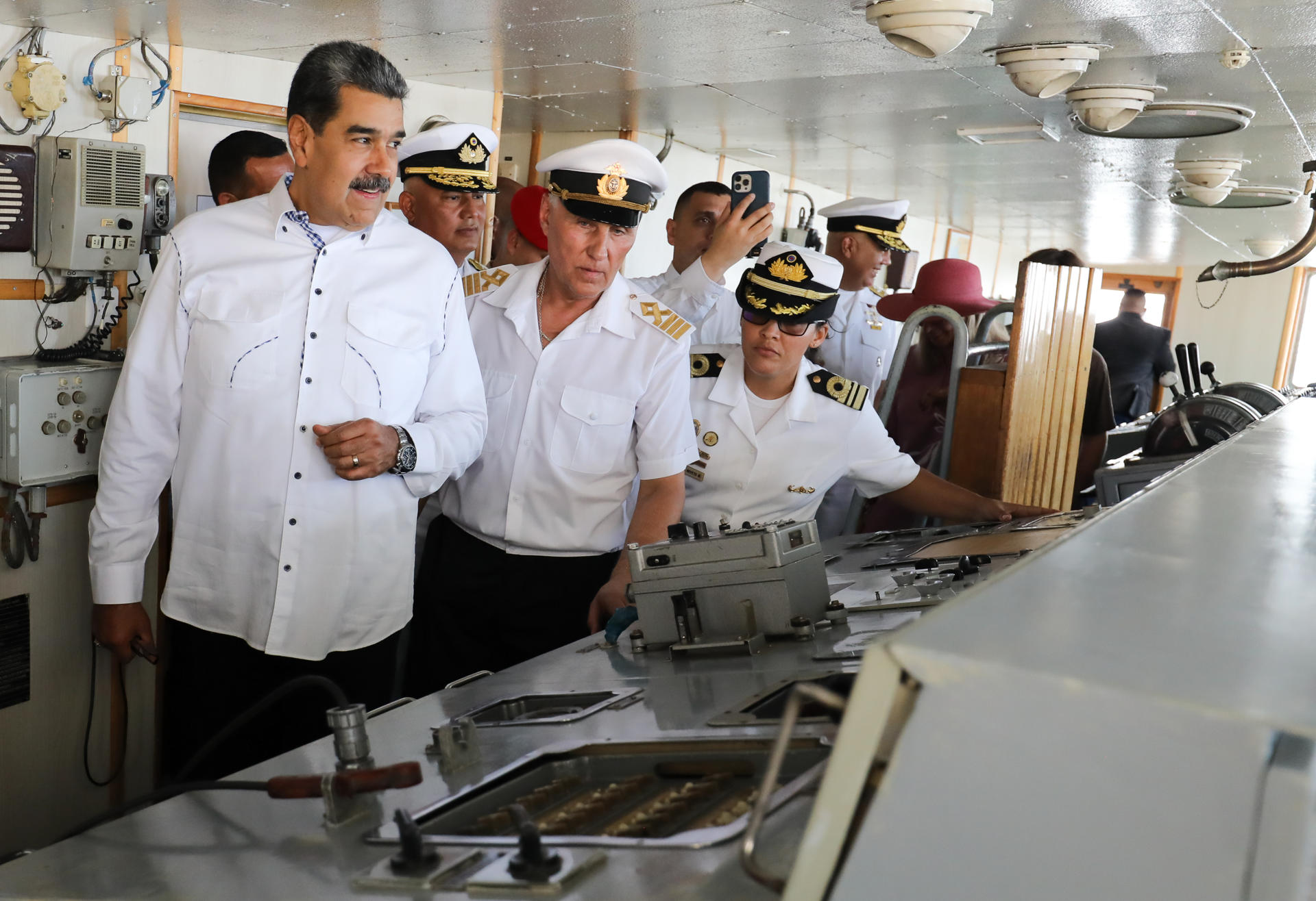 Maduro dice a Rusia que los mares de Venezuela "están abiertos a la cooperación"