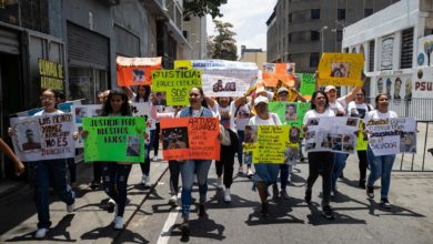 Familias de venezolanos en El Salvador exigen pruebas de vida de sus parientes detenidos
