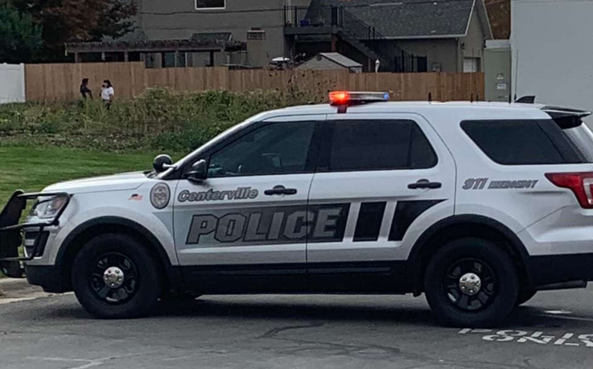 Tensión en Springville: Un hombre muere tras atacar a un oficial con un cuchillo