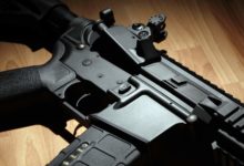 Acusan a delincuente de disparar un rifle tipo AR-15 en una zona escolar