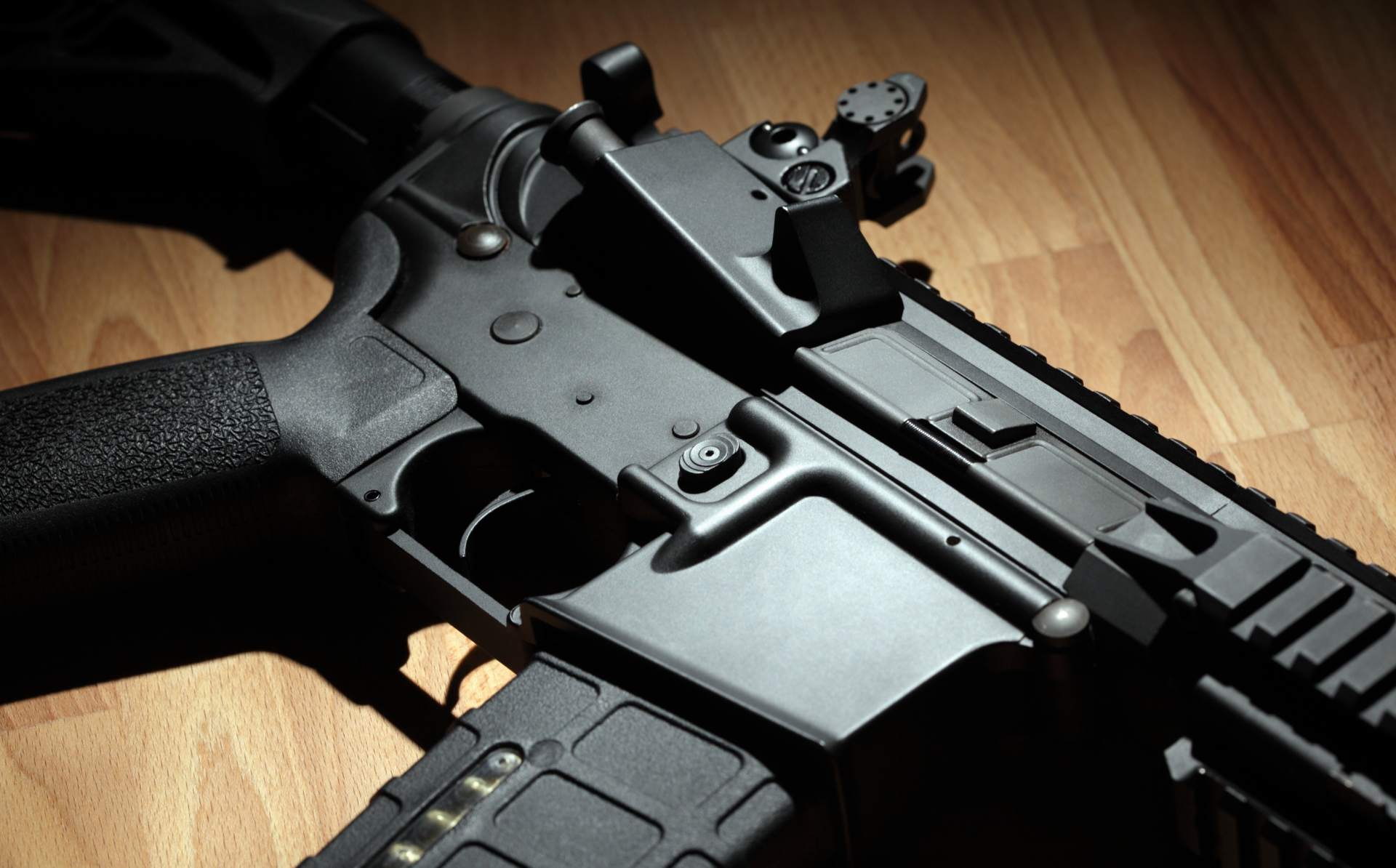 Acusan a delincuente de disparar un rifle tipo AR-15 en una zona escolar