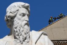Se instala la chimenea en la Capilla Sixtina para el cónclave