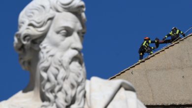Se instala la chimenea en la Capilla Sixtina para el cónclave
