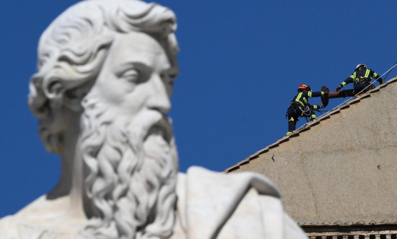 Se instala la chimenea en la Capilla Sixtina para el cónclave