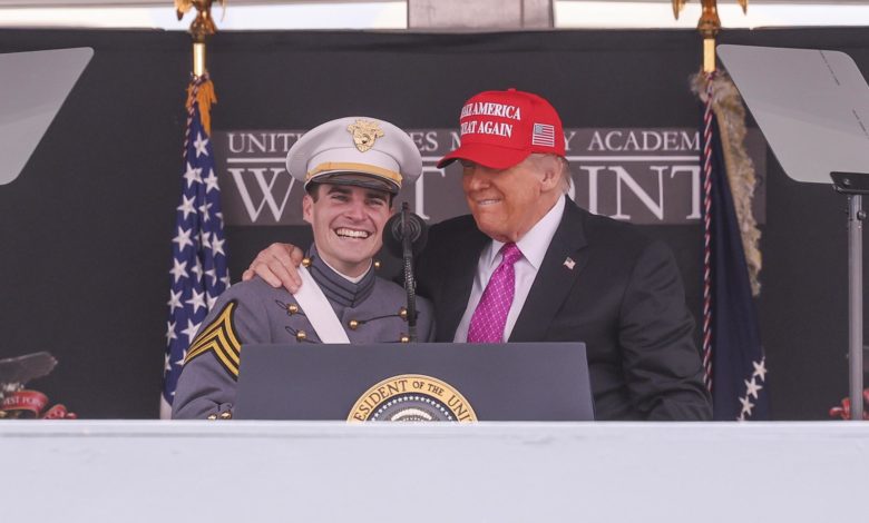 Trump dice que "ojalá" los tribunales le permitan continuar con expulsiones de migrantes