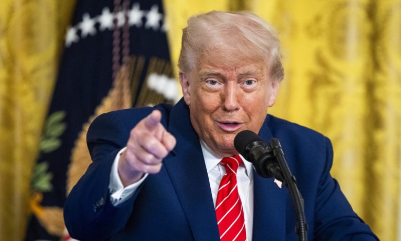 Trump ordena incrementar hasta 20.000 el número de agentes encargados de deportaciones