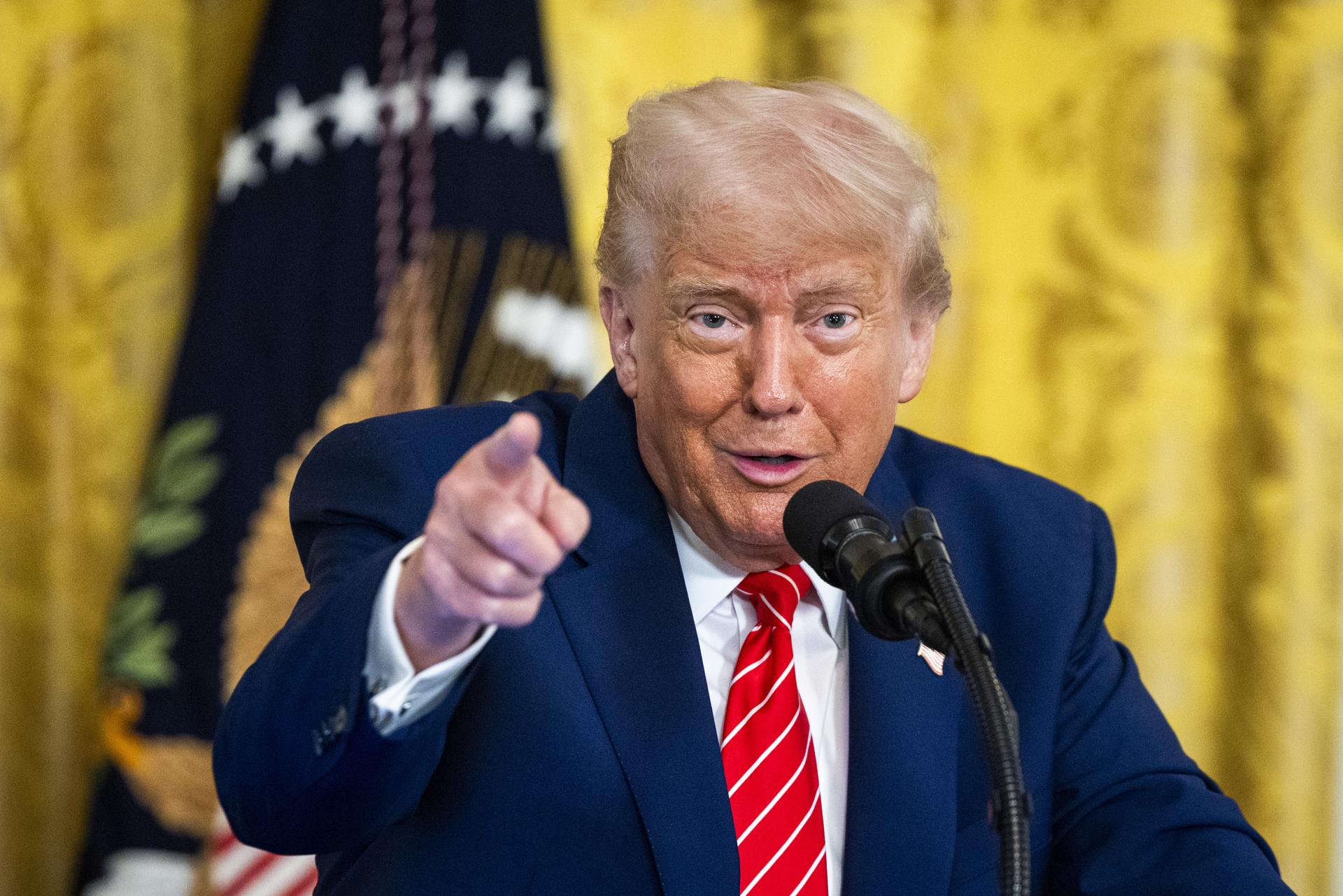 Trump ordena incrementar hasta 20.000 el número de agentes encargados de deportaciones