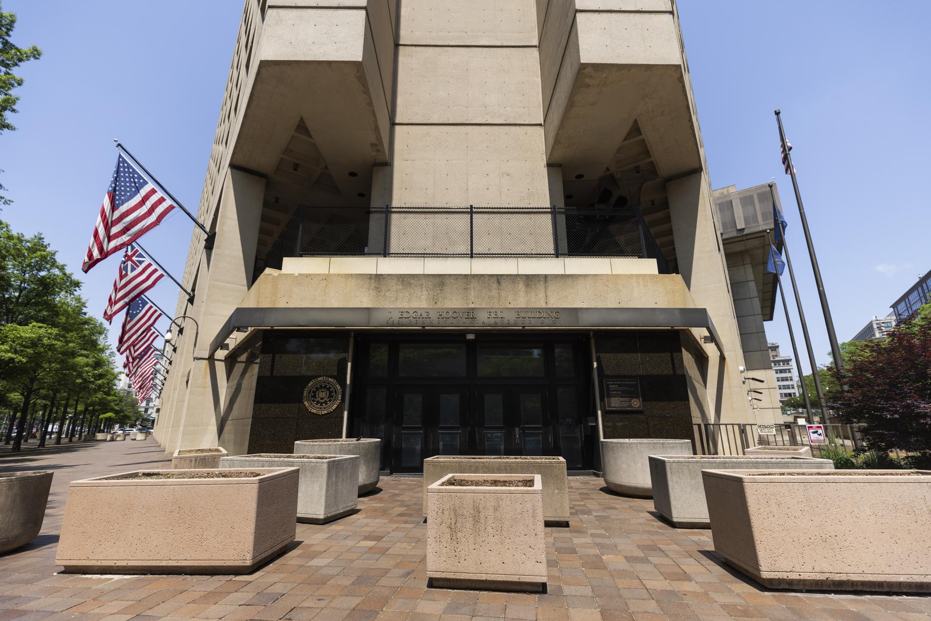El FBI decide cerrar su histórica sede en Washington y repartir a su plantilla por el país