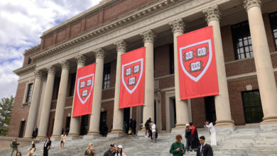 Indignación en Harvard ante el cerco de Trump: "El campus vive un momento hostil"