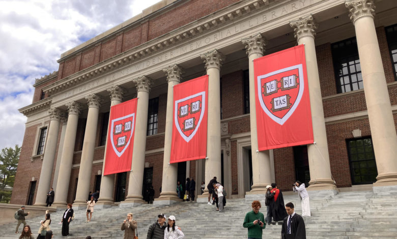 Indignación en Harvard ante el cerco de Trump: "El campus vive un momento hostil"