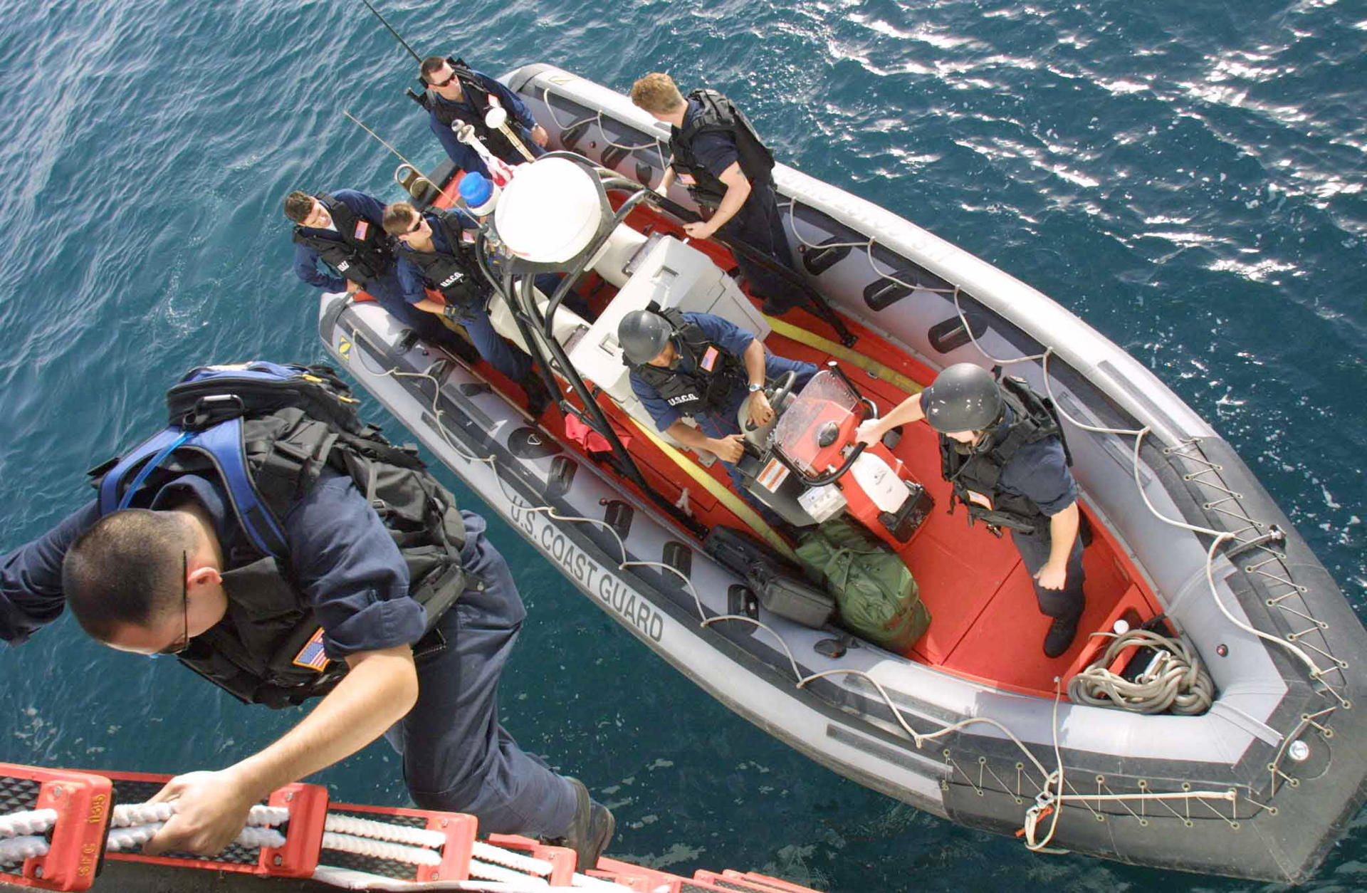 Tres muertos y nueve desaparecidos al volcar una embarcación con migrantes en California