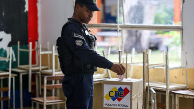 Opositores venezolanos cuestionan que la participación en comicios haya sido del 42,6 %
