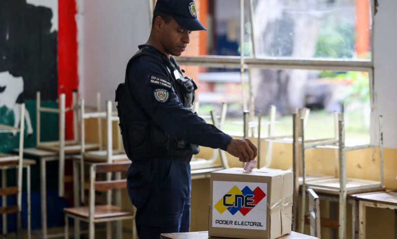 Opositores venezolanos cuestionan que la participación en comicios haya sido del 42,6 %