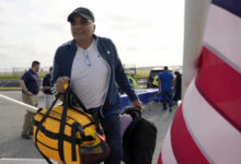 Más de 60 inmigrantes regresan a sus países en el primer vuelo de autodeportados de Trump